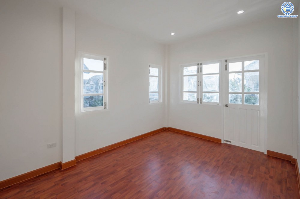 บ้านมือสองตกแต่งใหม่ โครงการ ดรีมเพลส สวนผัก ทาวน์เฮ้าส์หลังมุมพื้นที่กว้าง 28.5 ตร.ว. ฟังก์ชัน 3 ห้องนอน 2 ห้องน้ำ สิ่งอำนวยความสะดวกครบครัน พร้อมตอบโจทย์ทุกการเข้าอยู่ บนทำเลที่เชื่อมต่อหลายเส้นทาง ถนนราชพฤกษ์, พระราม5 และบรมราชชนนี ใกล้ทางด่วน "ศรีรัช"